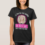 Roligt Bröllop Brudtärna Sällskap T Shirt<br><div class="desc">Fira bruden med vår roliga sängkammarskjorta! Den här lekfulla och stiliga skjortan har en rolig design med brudens foto, vilket gör den till den perfekta klänningen för brudtärnor, brudnäbb och alla hennes närmaste vänner. Skjortan är designad i en chic svart och rosa färgpalett och är tänkt att sätta tonen för...</div>