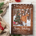 Roligt Calligraphy Rustic Wood Ljus Photo Julkort<br><div class="desc">Modern Roligt Calligraphy Script Glad helg Family Photo Helgdag Card - Rustic Land Wood med String Ljus</div>