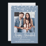 Roligt Calligraphy String Ljus Photo Blue Hanukkah Julkort<br><div class="desc">Modern Roligt Calligraphy Script Lycklig Hanukah Family Photo Helgdag Card - Dusty Blue med String Ljus</div>