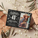 Roligt Chalkboard Doodle Photo Surprise 40:e födel Inbjudningar<br><div class="desc">Roligtens moderna schalkboard-doodle-foto "Shhh...  Det är en överraskning" 40:e födelsedagsinbjudan! Utformningen har en rustik krita med vita kritdockor. Överför bara en bild och anpassa mallen med din egen händelseinformation.</div>