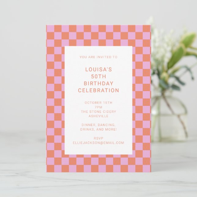 Roligt Checkerboard Rosa Orange Geometric Birthday Inbjudningar (Stående Fram)