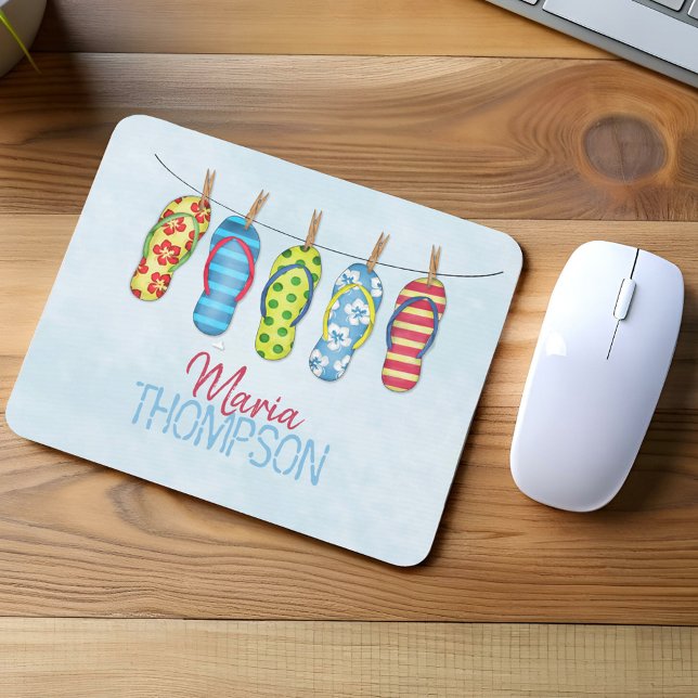 Roligt Colorful Cute Tropical Flinflip flops Musmatta (Colorful flip flops hanging on clothesline personalized name beach themed mouse pad desk accessory.)