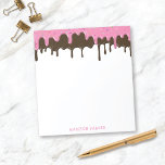Roligt Cute Ice Cream Dricks Personlig med Namn Anteckningsblock<br><div class="desc">Det här anteckningsblocket för personlig av roligt har ett gräns överst på jordgubbsdroppar och chokladglass droppar med ditt namn i ett avslappnad-typsnitt. Den här fina designen är ett utmärkt val för vem som helst OCH gör en roligt gåva!</div>