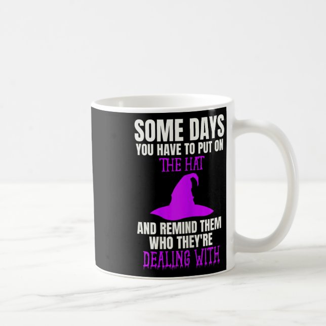 Roligt D Witch Halloween Costume placerad på Hat Q Kaffemugg (Höger)