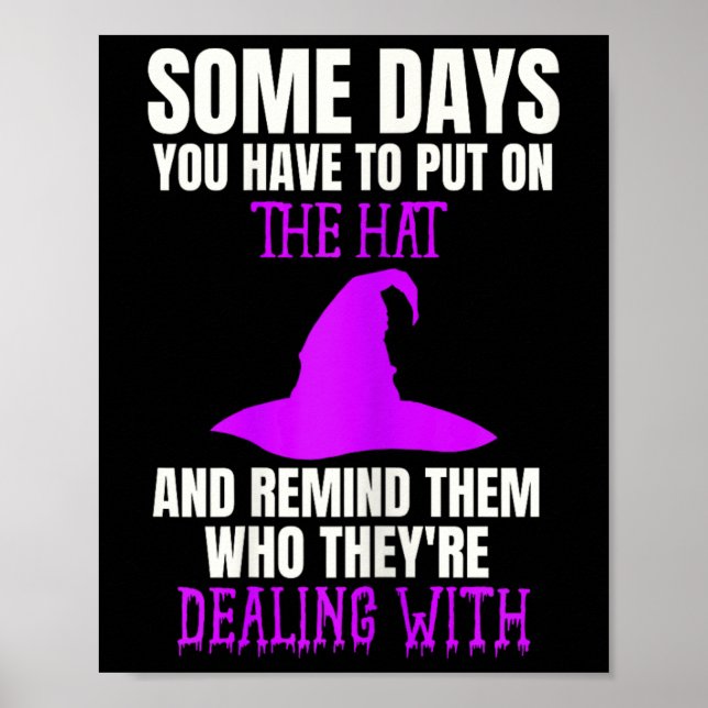 Roligt D Witch Halloween Costume placerad på Hat Q Poster (Framsidan)