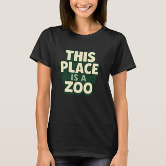 Roligt Den här platsen är en zoo humor t-shirt Sar