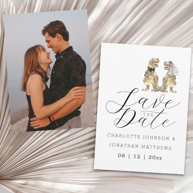 Roligt dinosaurie-tema bröllop spara datumet (Funny dinosaur theme wedding save the date photo card elegant script fun T-Rex dino bride & groom)