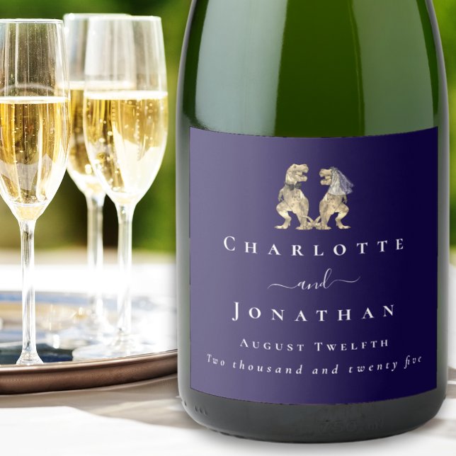 Roligt dinosauriebröllop Marinblå & Vit Anpassad (Dinosaur wedding funny T-Rex bride & groom elegant Modern script custom navy blue & white wine label)