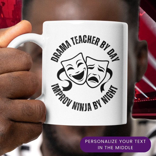 Roligt DRAMA-TEACHER PER DAGS IMPROV NINJA PER NÅG Mugg (Great Drama teacher appreciation gift, showing theater masks and bold typography for an improv ninja)