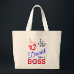Roligt Dreidel som Chef Hanukkah Jumbo Tygkasse<br><div class="desc">Roligt, snyggt DREIDEL LIKSOM EN CHEF Hanukkah Large Tote Bag designad med röd dreidel och blå, marin och röd typografi. I det övre handhörnet på högerna kan du läsa namn på de fyra modellsidorna i ett ord-pussel (HEI kan ändras till HEY eller HAY om det behövs). Inuti O i CHEF...</div>