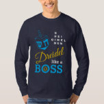 Roligt Dreidel som Chef Hanukkah T Shirt<br><div class="desc">Roligt, snyggt DREIDEL LIKE A CHEF Hanukkah Långsått T-Shirt, designad med blå dreidel och blå, gult och vit typografi. I det övre handhörnet på högerna kan du läsa namn på de fyra modellsidorna i ett ord-pussel (HEI kan ändras till HEY eller HAY om det behövs). Inuti O i CHEF är...</div>