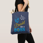Roligt Dreidel som Chef Hanukkah Tygkasse<br><div class="desc">Roligt, snyggt DREIDEL LIKE A CHEF Hanukkah Tote Bag designad med blå dreidel och blå, gult och vit typografi. I det övre handhörnet på högerna kan du läsa namn på de fyra modellsidorna i ett ord-pussel (HEI kan ändras till HEY eller HAY om det behövs). Inuti O i CHEF är...</div>
