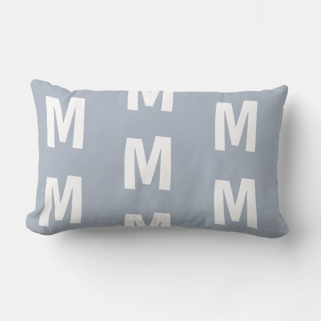 Roligt Dusty Blue Monogram Lumbarkudde (Framsida)