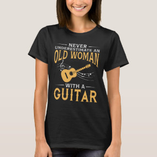 Roligt en gammal kvinna med en gitarr t shirt