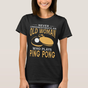 Roligt en gammal kvinna som leker pingen Pong T Shirt
