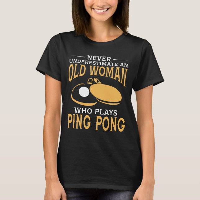 Roligt en gammal kvinna som leker pingen Pong T Shirt (Framsida)