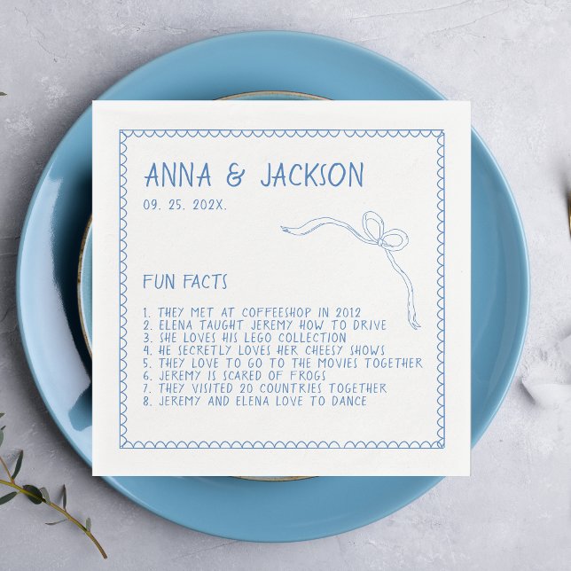Roligt - fakta Hand Illustrated Blue Bröllop Napki Pappersservett (fun facts hand written personalized wedding napkins with blue accents and bow)