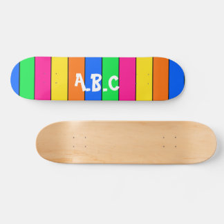 ROLIGT FÄRGAD STRIPY MÖNSTER MED INTIALER MINI SKATEBOARD BRÄDA 18,5 CM