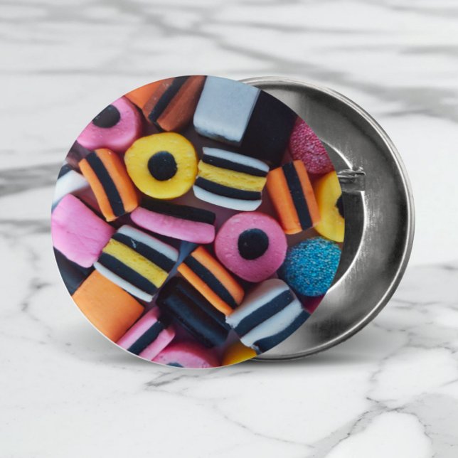 Roligt, färglös, lakritskandy knapp (Other items available with this 'sweet' licorice design!)