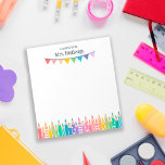 Roligt Färgpenna Note from School Teacher Anteckningsblock<br><div class="desc">Ett meddelande från anteckningsblocket School Teacher personlig med lärarens namn ovanför färgfulla buntbanderoller och en rad färgpennor, vissa med mönster, i mjuka regnbåge färg. Anteckningsblocket för Kindergarten-lärare med färgtoner och en banderoll flagga i mjuka regnbågshader, med vissa mönster som rand, punkter och stjärnor. Anteckningsblocket för en färgstark lärare med ett...</div>