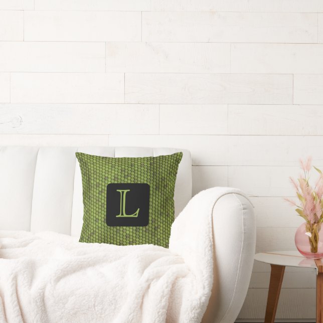 ROLIGT FAUX GRÖNT LIZARD SKRIV UT, MONOGRAM KUDDE (Soffa)