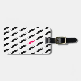 Roligt flickaktigt rosa och svart mustaschmönster bagagebricka