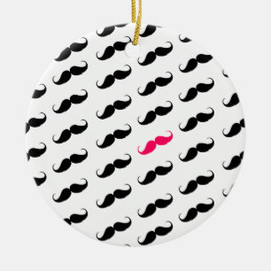 Roligt flickaktigt rosa och svart mustaschmönster julgransprydnad keramik