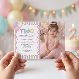 Roligt födelsedagsflickas 2-års inbjudan foto