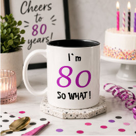 Roligt födelsedagspresent åt henne 80 år Två-Tonad mugg