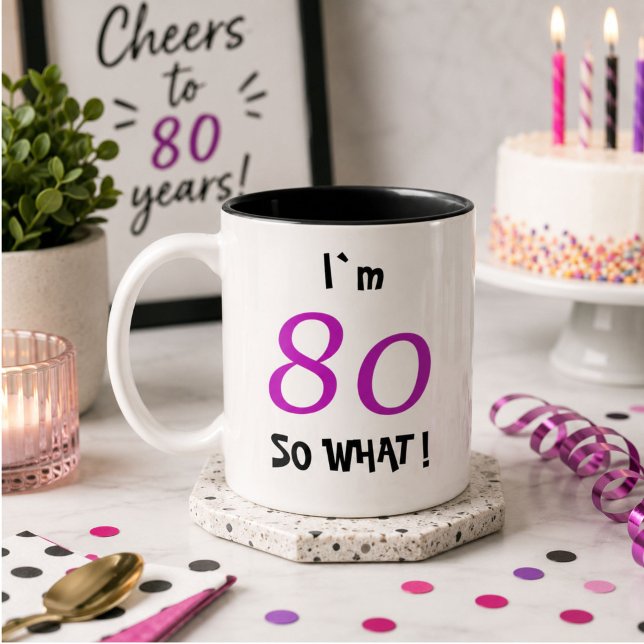 Roligt födelsedagspresent åt henne 80 år Två-Tonad mugg (Skapare uppladdad)