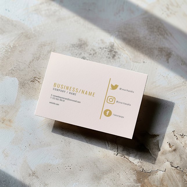 Roligt för subtle rosa social media-ikoner visitkort (Modern gold and subtle pink business card with social media icons and minimalist layout.)