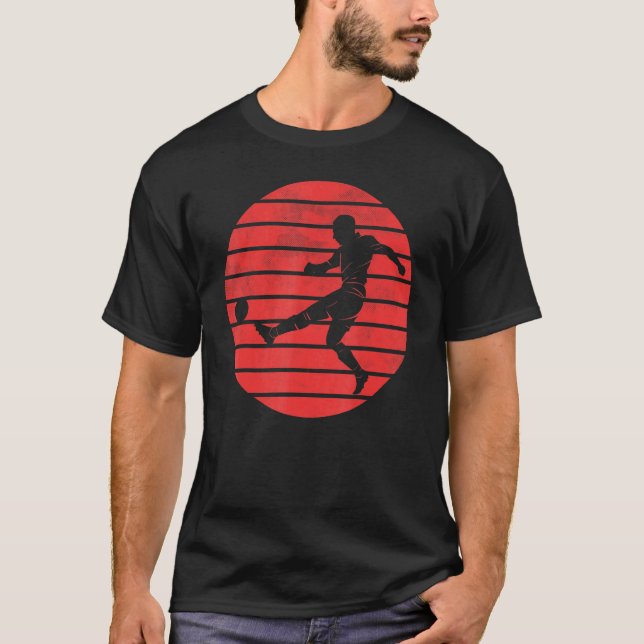 Roligt fotbollsspelare Silhouette på en röd solned T Shirt (Framsida)