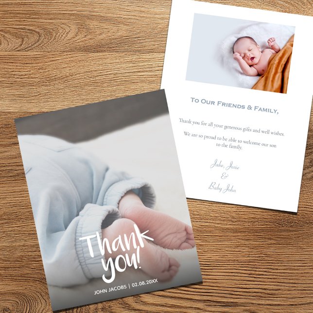 Roligt, fotot, pojke, babydusch tack vare ditt kor (Baby feet thank you card with modern script and photo.)