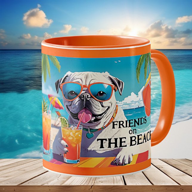 Roligt Friends Hundar Sommarbuss Kaffemugg (Mug featuring a collage of two dogs having a drink on a sunny summer beach. Great for a dog lover.)