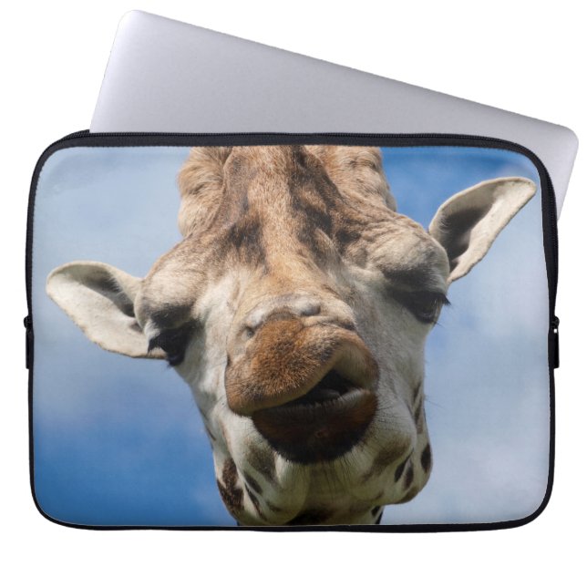 Roligt giraffporträtt laptop sleeve (Framsidan)