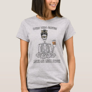 Roligt Gör Denna Kaffe Mig Ser Ut Att Vara Vid Liv T Shirt