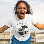 Roligt Grad 2025 Nailed IT Studenten T Shirt<br><div class="desc">Roligt Grad 2025 firade det Studenten. Låt alla känna till nyheten om din grad med funky-set-typografi Nagt den i svart med karta och svart bräda med årsklass. Anpassa enkelt året i vitt på tavlan och ditt namn.</div>