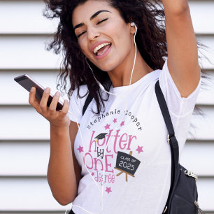 Roligt Grad 2025 Rosa Text Hotter med en grad T Shirt