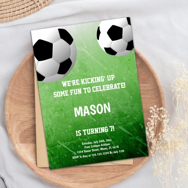 Roligt Grönt Football Party Design Inbjudningar (2 Balls Soccer Birthday Invitations)
