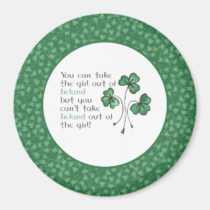 Roligt Grönt Shamrocks Irish Girl LarRound Magnet