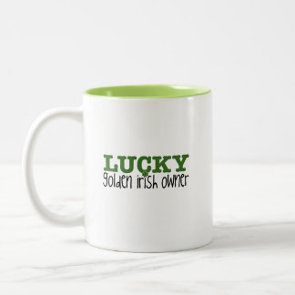 Roligt guld- irländsk mugg