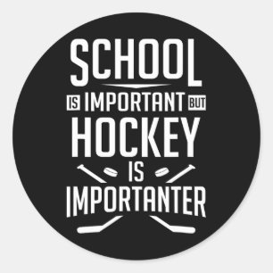 Roligt Hockey School är viktigt, men Hockey är vik Runt Klistermärke