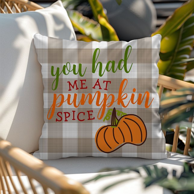 Roligt Höstcitattepumpkin Orange på Gingham Mönste Kudde (Skapare uppladdad)