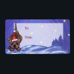 Roligt Hound Hund Art julklapp etikett Fraktsedel<br><div class="desc">Cute Hound Helgdag Gift-etiketterna har vår roligt bruna sniffande hound hund från vår Djurlinje Parad, som bär en julhatt med sitt svan-hållna redo att leka i snö med en stjärnnatt Hund efter digitalt målad av våra begåvade barns himmel, Traci Van Wagoner. Med ord till och från i julrött på ett...</div>