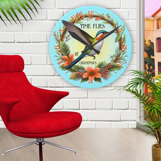 Roligt Hummingbird Grandma Rund Klocka (Artistic wall clock featuring a painting of a hummingbird on a floral wreath - grandma - grandmother)