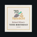 Roligt Humor  70:e Födelsedagsfestens gåva Pappersservett<br><div class="desc">" 70 och spelar fortfarande i smutsen " trädgårds-/bakgårdsidans presentidéer för den FABULOUS HER eller HIM som FORTFARANDE SPELAR I födelsedagsfesten DIRT! Lägg till anpassningsbar till kostym om du vill. Anpassa den också så att den ändrar storlek på bilden om du vill att den ska vara mindre.</div>