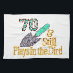 Roligt Humor  70:e födelsedagspresent för HER HIM Kökshandduk<br><div class="desc">" 70 och spelar fortfarande i smutsen " födelsedagspressidéer för FABULÖS HER eller HIM SOM FORTFARANDE SPELAR I DIRT!</div>