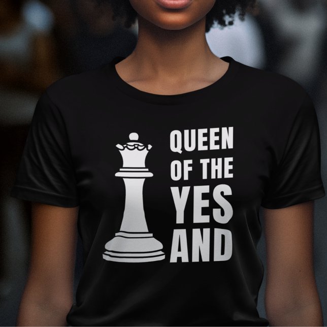 Roligt Improv Chess QUEEN OF THE JES AND T Shirt (Fun IMPROV Queen of the Yes And t-shirt for comedians and lovers of improvisation Great gift for her)