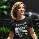 Roligt jag överlevde familjekampanjen t shirt<br><div class="desc">Skapa en unik anpassningsbar t-shirt för din nästa familjeåterförening. I den här roligten finns en t-shirt-shirt med texten "Jag överlevde familjecamping" i vit skrift med en bild av berg och gräs med måne och stjärnor, lätt anpassade genom att lägga till din familj namn och text som du själv väljer precis...</div>