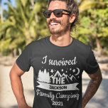Roligt jag överlevde familjekampanjen t shirt<br><div class="desc">Skapa en unik anpassningsbar t-shirt för din nästa familjeåterförening. I den här roligten finns en t-shirt-shirt med texten "Jag överlevde familjecamping" i vit skrift med en bild av berg och gräs med måne och stjärnor, lätt anpassade genom att lägga till din familj namn och text som du själv väljer precis...</div>